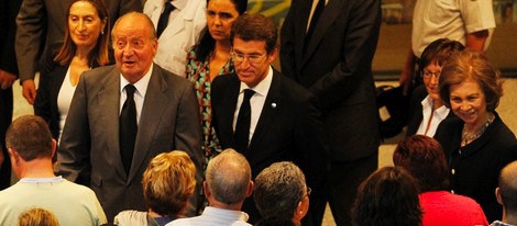 Los Reyes Juan Carlos y Sofía durante la visita a los heridos en el Hospital de Santiago