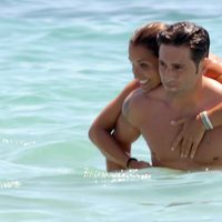 Paula Echevarría y David Bustamante abrazados en el mar en Ibiza