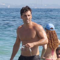 David Bustamante luce cuerpo en bañador saliendo del agua en Ibiza