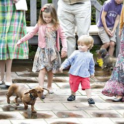 Isabel y Vicente de Dinamarca juegan con un perro durante vacaciones en Gråsten Slot