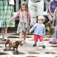 Isabel y Vicente de Dinamarca juegan con un perro durante vacaciones en Gråsten Slot