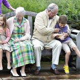 Enrique de Dinamarca juega con el Príncipe Christian junto a la Reina Margarita y la Princesa isabel en Gråsten Slot