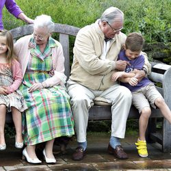 Enrique de Dinamarca juega con el Príncipe Christian junto a la Reina Margarita y la Princesa isabel en Gråsten Slot