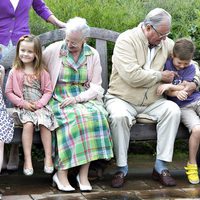 Enrique de Dinamarca juega con el Príncipe Christian junto a la Reina Margarita y la Princesa isabel en Gråsten Slot