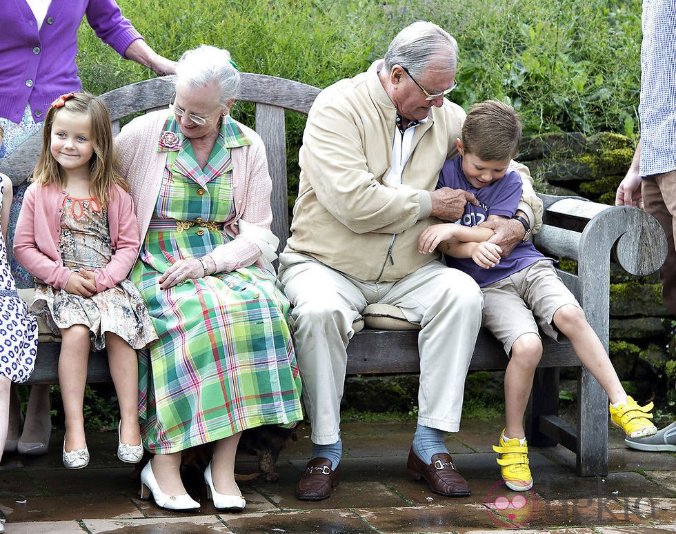 Enrique de Dinamarca juega con el Príncipe Christian junto a la Reina Margarita y la Princesa isabel en Gråsten Slot