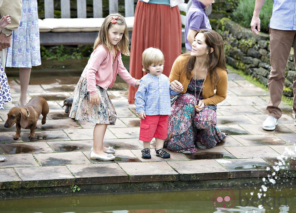 Mary de Dinamarca con sus hijos Isabel y Vicente en Gråsten Slot