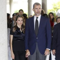 Los Príncipes Felipe y Letizia visitan a los heridos en el accidente ferroviario en Santiago