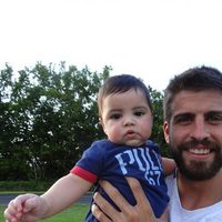 Gerard Piqué muy sonriente con su hijo Milan