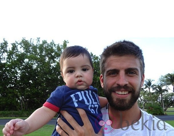 Gerard Piqué muy sonriente con su hijo Milan