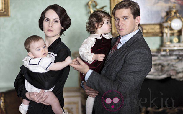 Lady Mary y Tom Branson en una fotografía del calendario 2014 de la serie Dowton Abbey