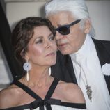 Karl Lagerfeld habla al oído a Carolina de Mónaco en 'El Baile del Amor'