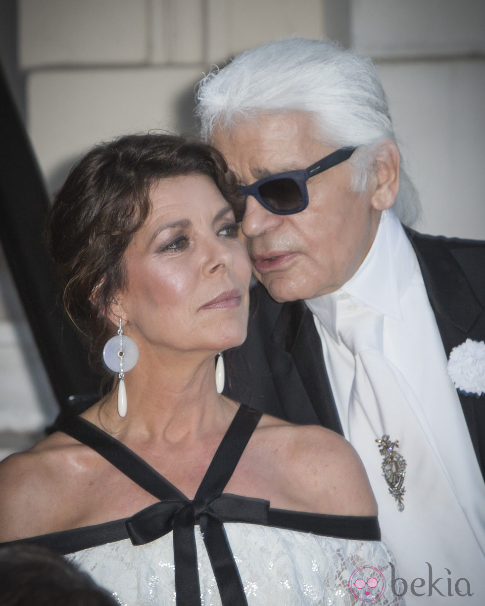 Karl Lagerfeld habla al oído a Carolina de Mónaco en 'El Baile del Amor'