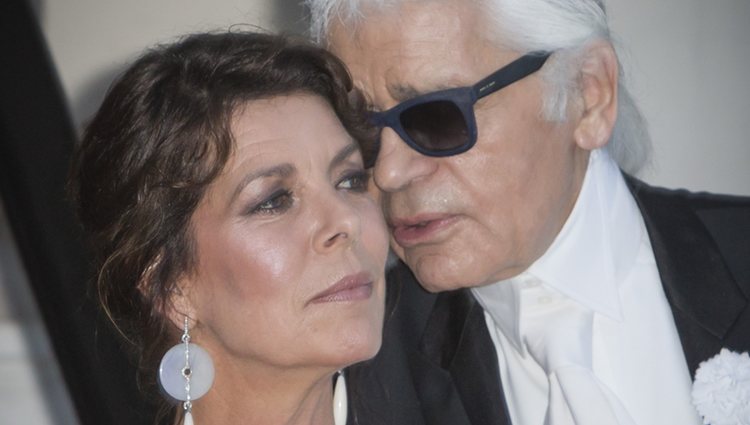 Karl Lagerfeld habla al oído a Carolina de Mónaco en 'El Baile del Amor'