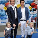 Neil Patrick Harris, David Burtka y sus hijos en la premiere de 'Los Pitufos 2' en Los Angeles