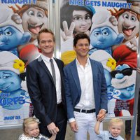 Neil Patrick Harris, David Burtka y sus hijos en la premiere de 'Los Pitufos 2' en Los Angeles