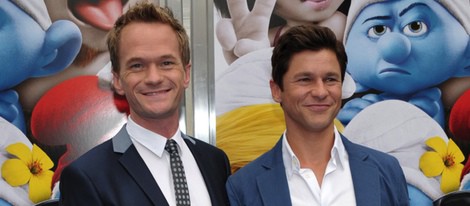 Neil Patrick Harris, David Burtka y sus hijos en la premiere de 'Los Pitufos 2' en Los Angeles