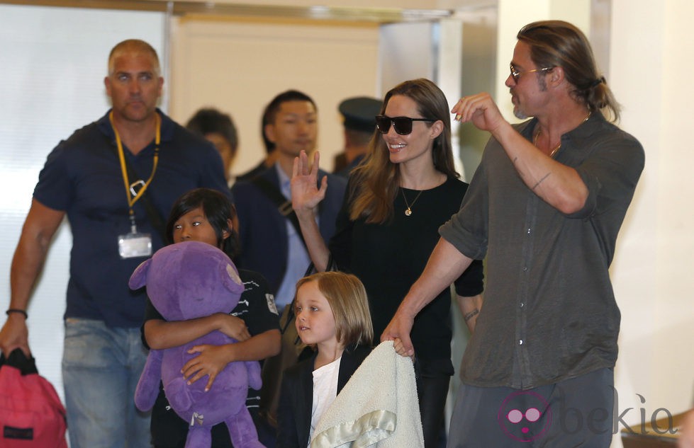 Angelina Jolie y Brad Pitt saludan a los fans en el aeropuerto de Tokio