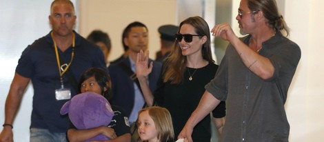 Angelina Jolie y Brad Pitt saludan a los fans en el aeropuerto de Tokio