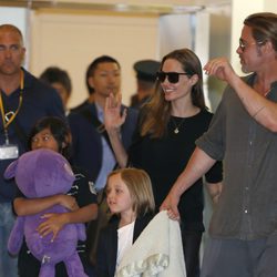 Angelina Jolie y Brad Pitt saludan a los fans en el aeropuerto de Tokio