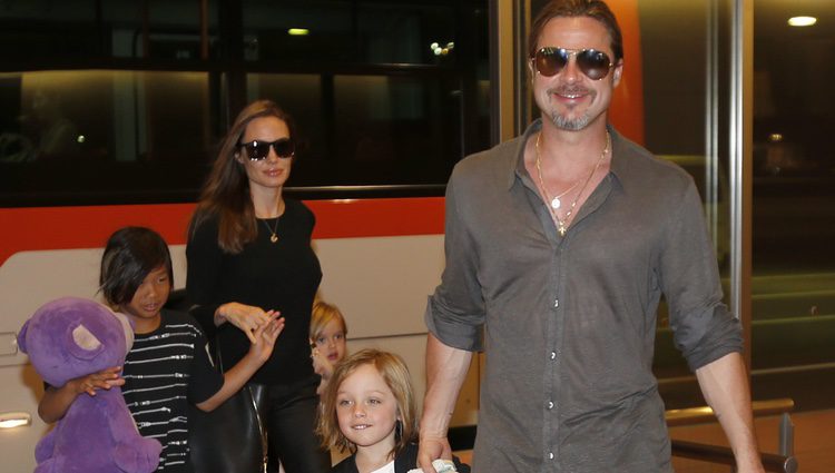 Angelina Jolie, Brad Pitt y sus hijos a su llegada al aeropuerto de Tokio