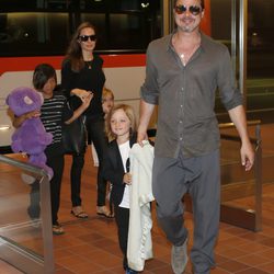 Angelina Jolie, Brad Pitt y sus hijos a su llegada al aeropuerto de Tokio