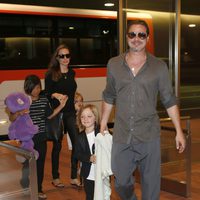 Angelina Jolie, Brad Pitt y sus hijos a su llegada al aeropuerto de Tokio