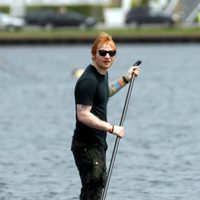 Ed Sheeran practicando paddleboarding en Rhode Island