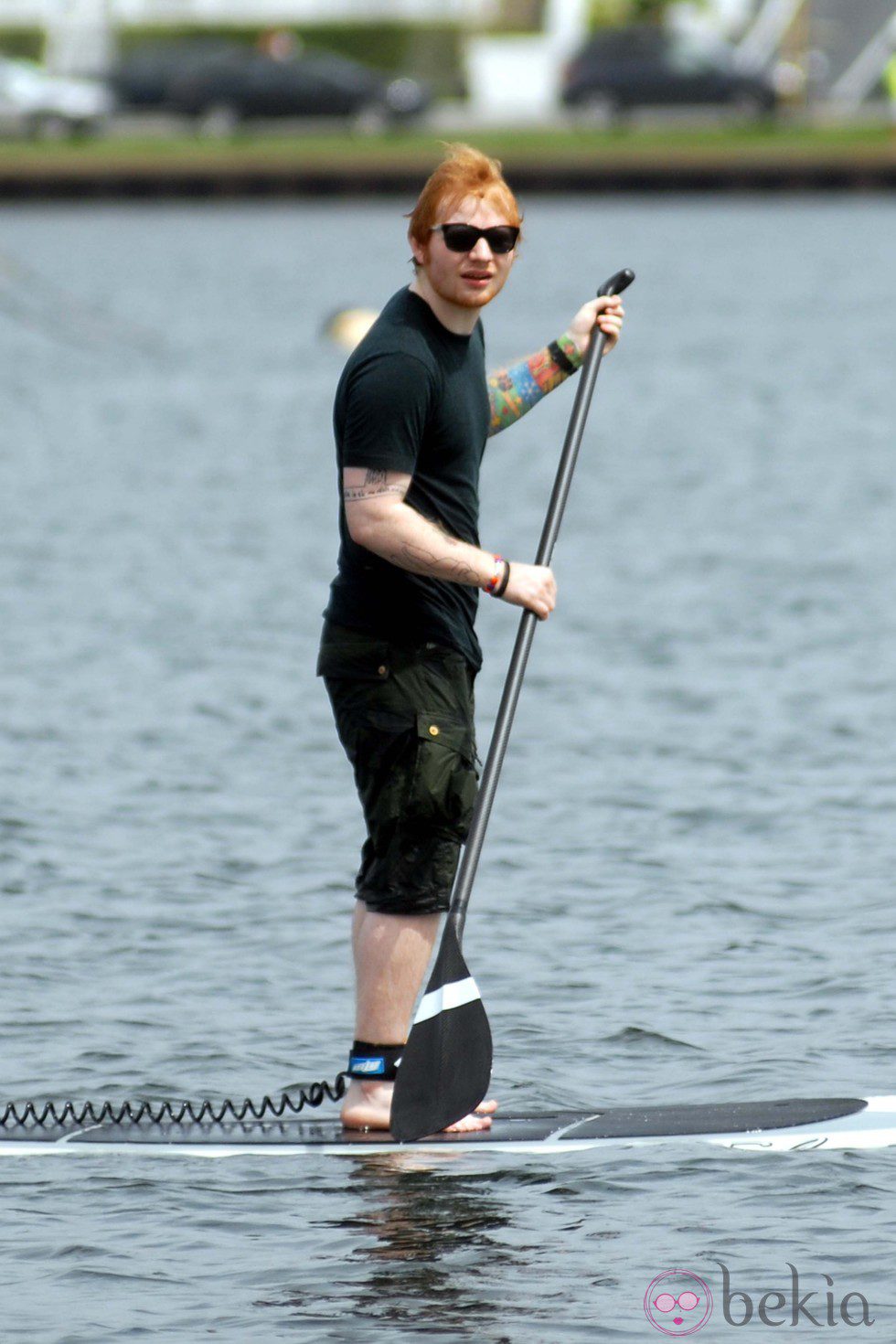 Ed Sheeran practicando paddleboarding en Rhode Island