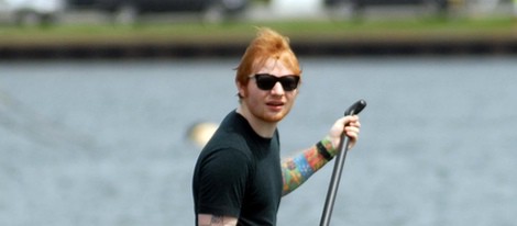 Ed Sheeran practicando paddleboarding en Rhode Island