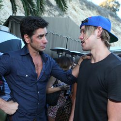 John Stamos y Chord Overstreet en la fiesta de inauguración del Asphalt Yacht Club 