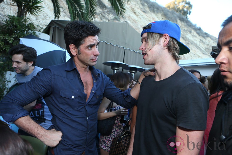 John Stamos y Chord Overstreet en la fiesta de inauguración del Asphalt Yacht Club 