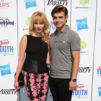 Claudia Lee y Garrett Clayton en el Power of Youth 2013