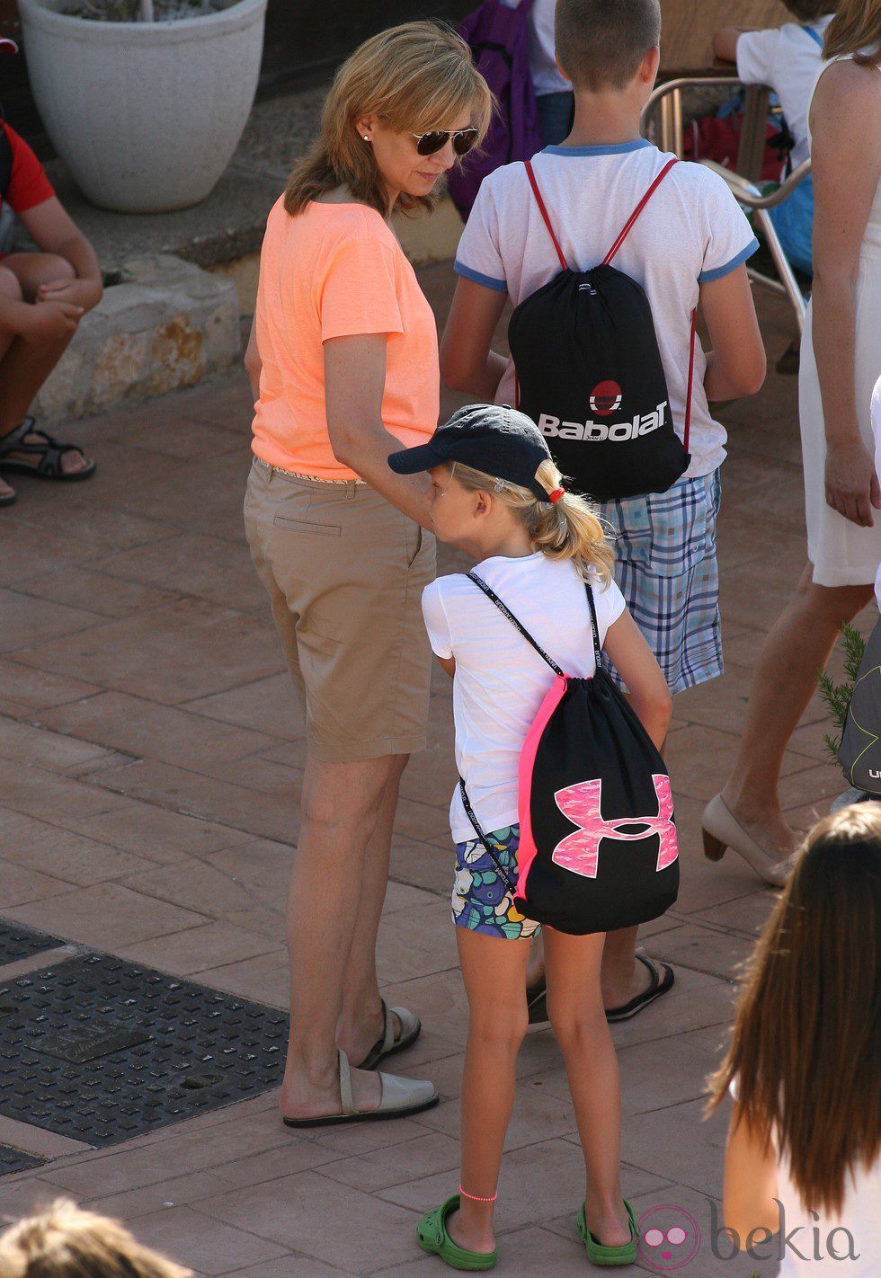 La Infanta Cristina e Irene Urdangarín en el club náutico de Cala Nova en Mallorca