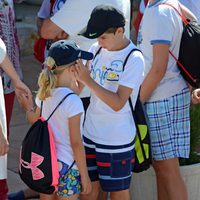 Pablo Urdangarín, muy cariñoso con su hermana Irene en el club náutico de Cala Nova en Mallorca