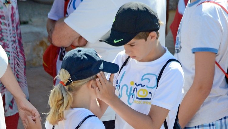 Pablo Urdangarín, muy cariñoso con su hermana Irene en el club náutico de Cala Nova en Mallorca