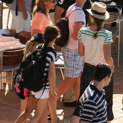 Las Infantas Elena y Cristina con sus hijos en el club náutico de Cala Nova en Mallorca