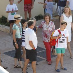 La Infanta Elena, la Reina Sofía y sus nietos en el club náutico de Cala Nova en Mallorca