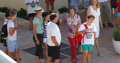 La Infanta Elena, la Reina Sofía y sus nietos en el club náutico de Cala Nova en Mallorca