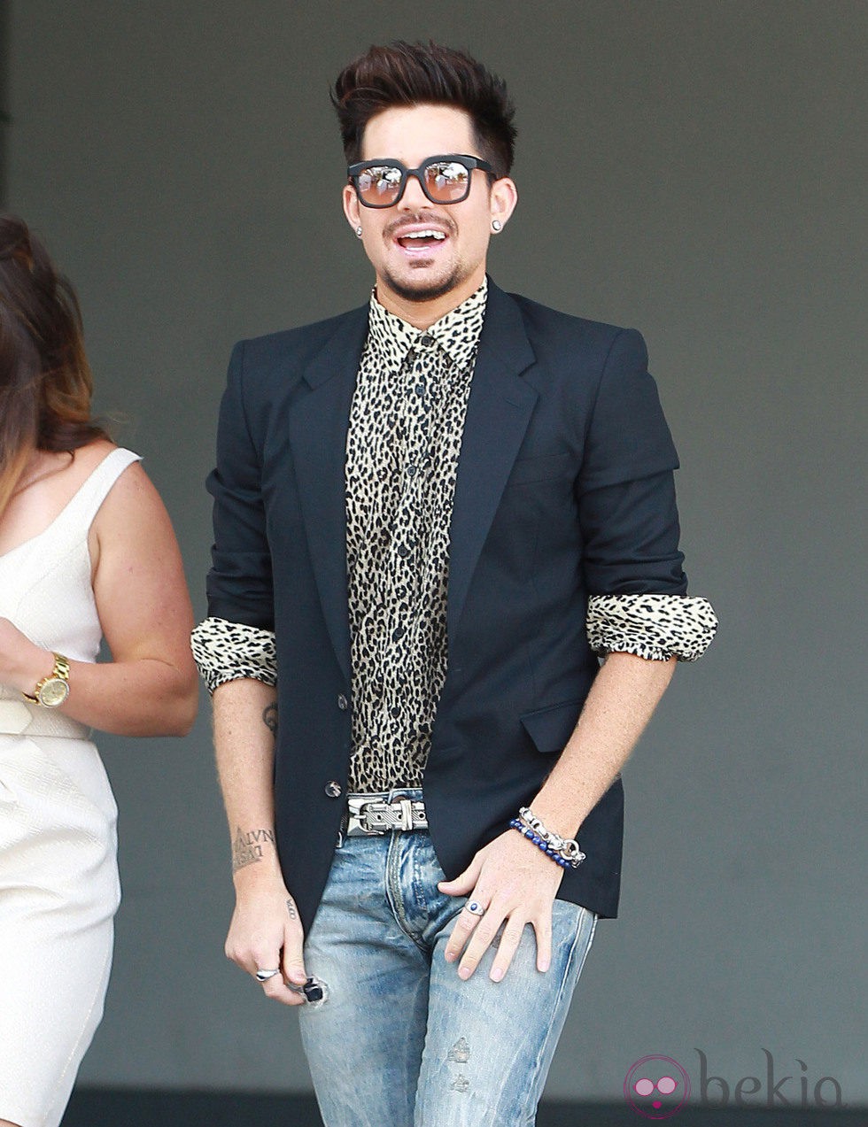 Adam Lambert a su llegada al baby shower de la cantante Fergie