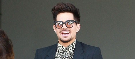 Adam Lambert a su llegada al baby shower de la cantante Fergie