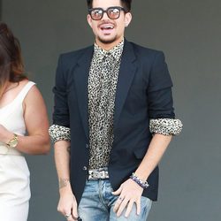 Adam Lambert a su llegada al baby shower de la cantante Fergie