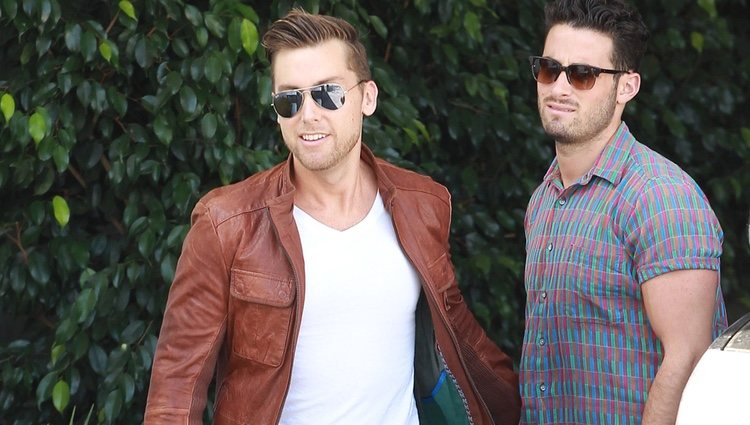 Lance Bass y su novio Michael Turchin a su llegada al baby shower de la cantante Fergie