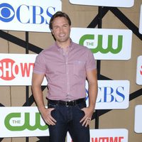 Scott Porter en la fiesta veraniega de CBS, Showtime y The CW 2013