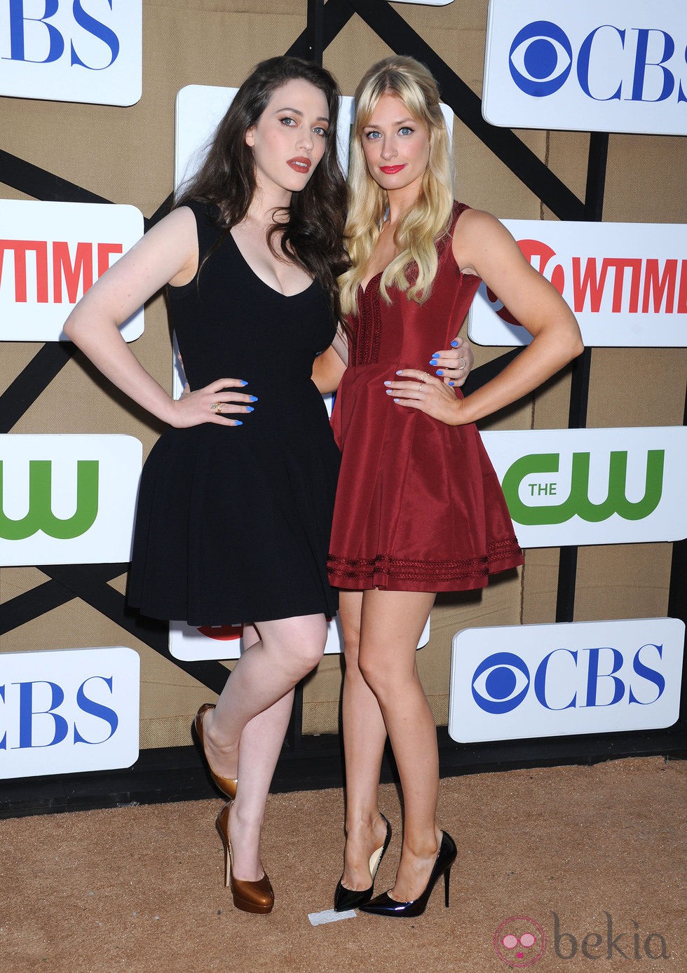 Kat Dennings y Beth Behrs en la fiesta veraniega de CBS, Showtime y The CW 2013