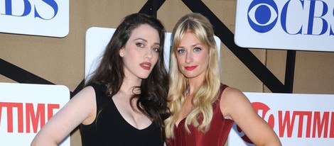 Kat Dennings y Beth Behrs en la fiesta veraniega de CBS, Showtime y The CW 2013