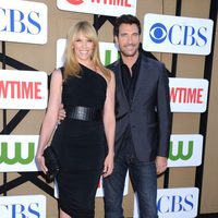 Toni Collette y Dylan McDermott en la fiesta veraniega de CBS, Showtime y The CW 2013