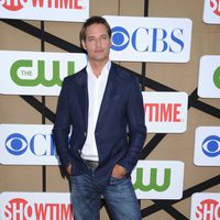 Josh Holloway en la fiesta veraniega de CBS, Showtime y The CW 2013