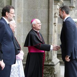 El príncipe Felipe saluda al obispo de Santiago en el funeral por las víctimas del tren de Santiago