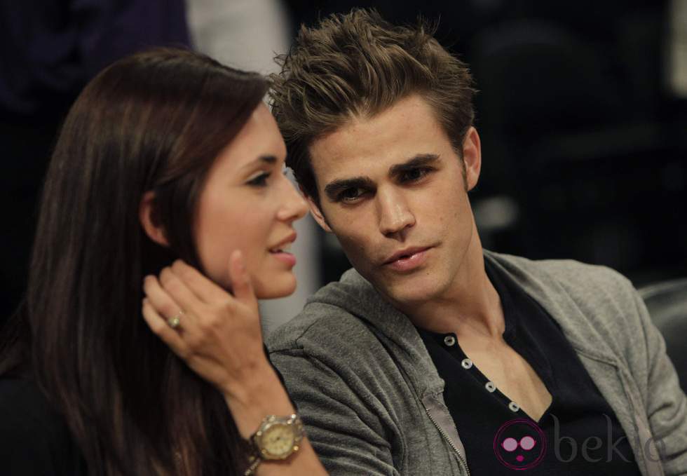 Paul Wesley y Torrey DeVitto hablando