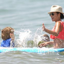 Virginia Troconis juega con sus hijos en aguas de Marbella